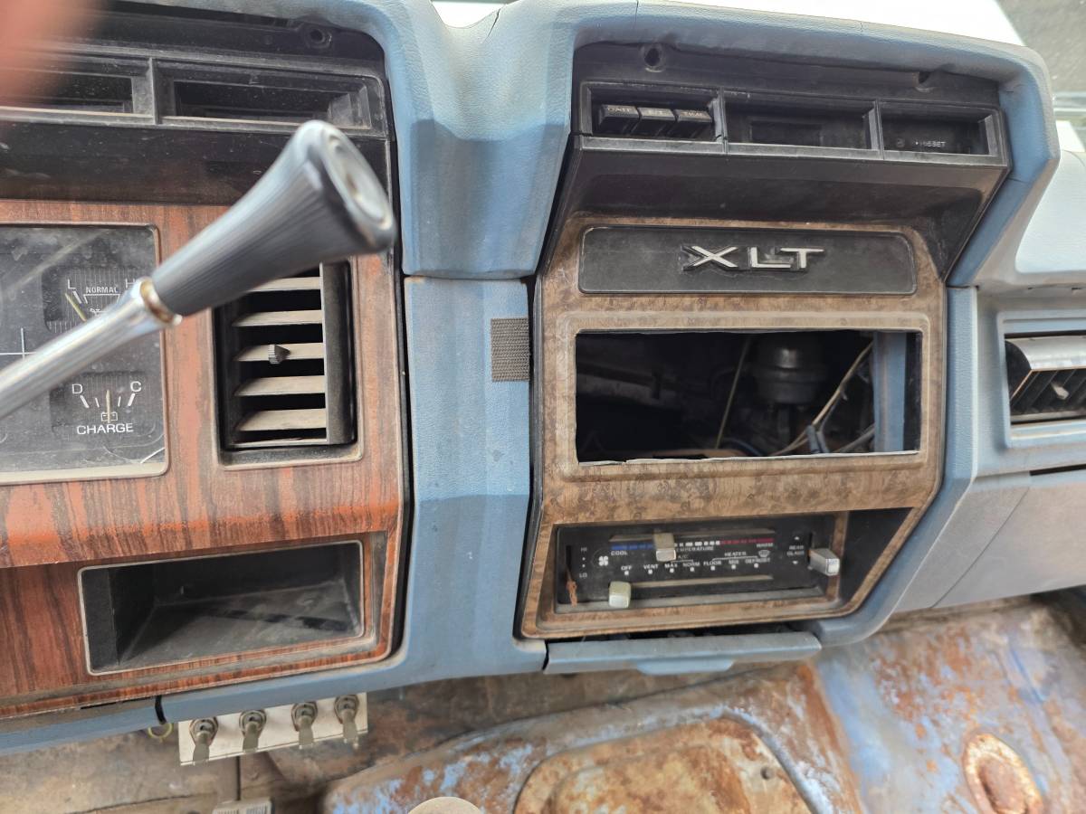 Ford-bronco-1981-grey-13