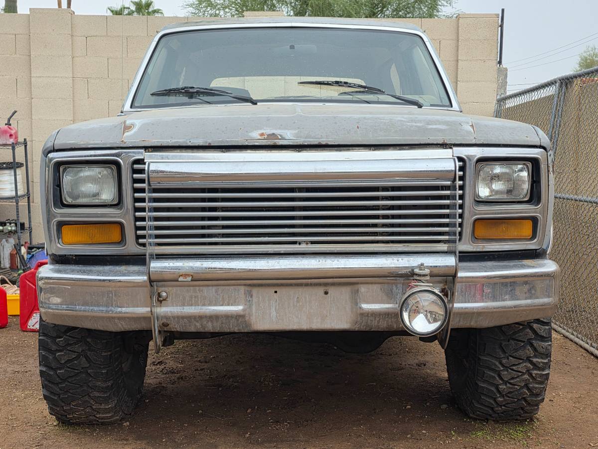 Ford-bronco-1981-grey-2