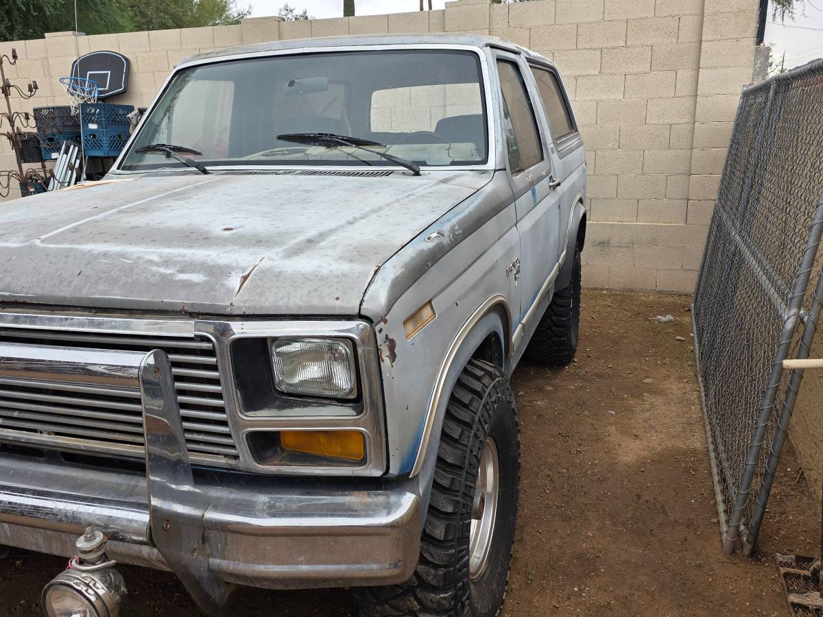 Ford-bronco-1981-grey-3