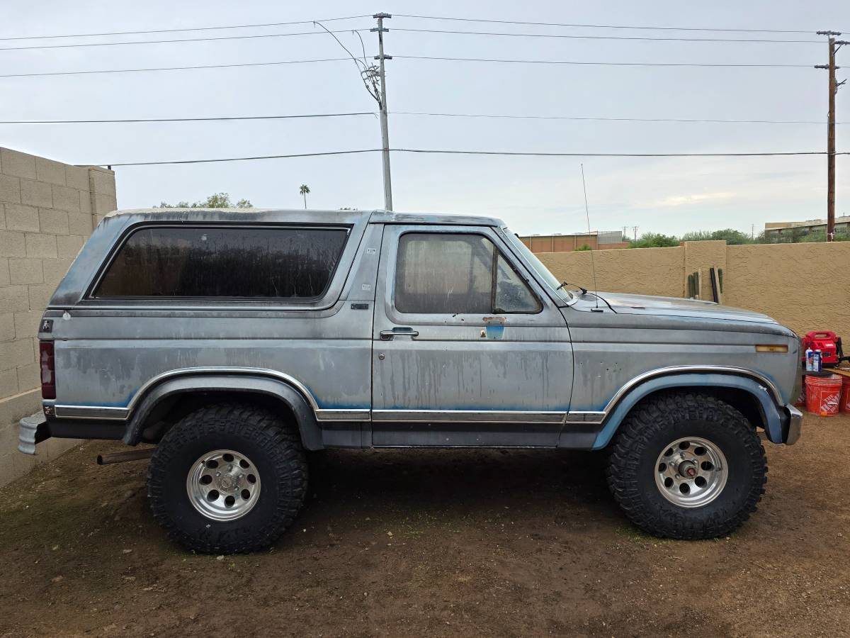 Ford-bronco-1981-grey-4