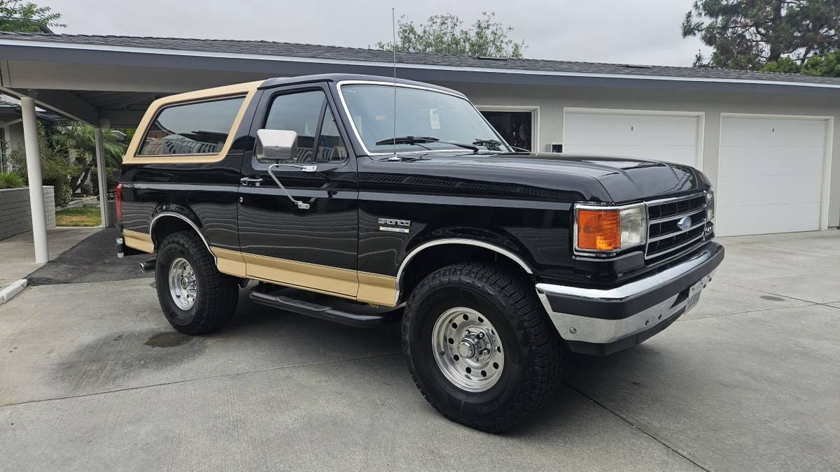 Ford-bronco-1989-black-2