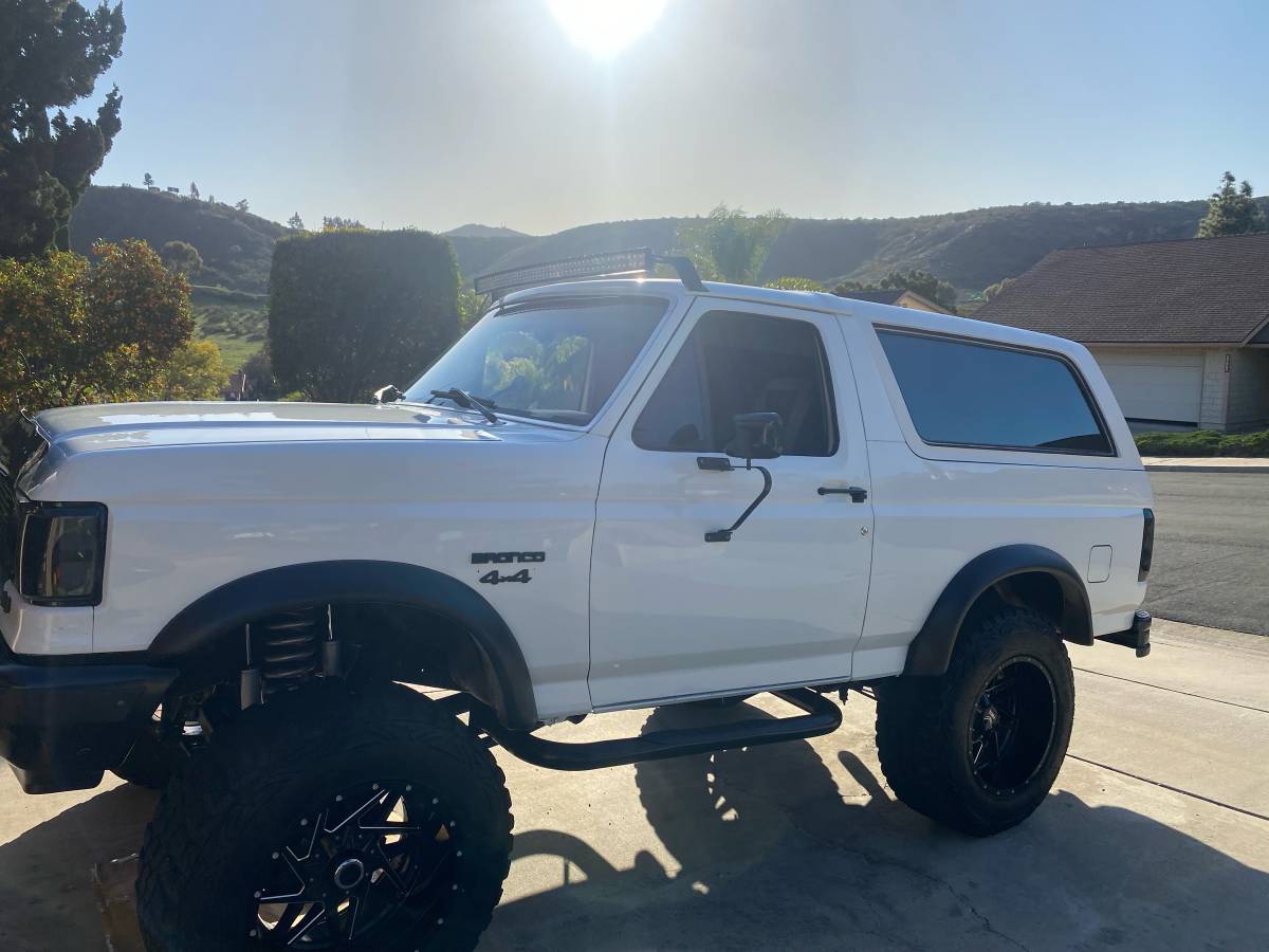 Ford-bronco-1991-white-1