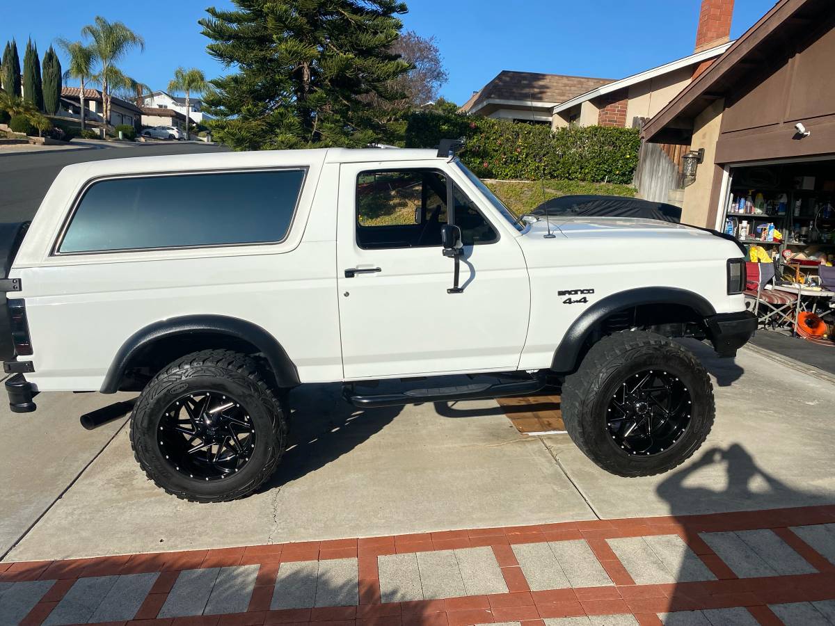 Ford-bronco-1991-white-10