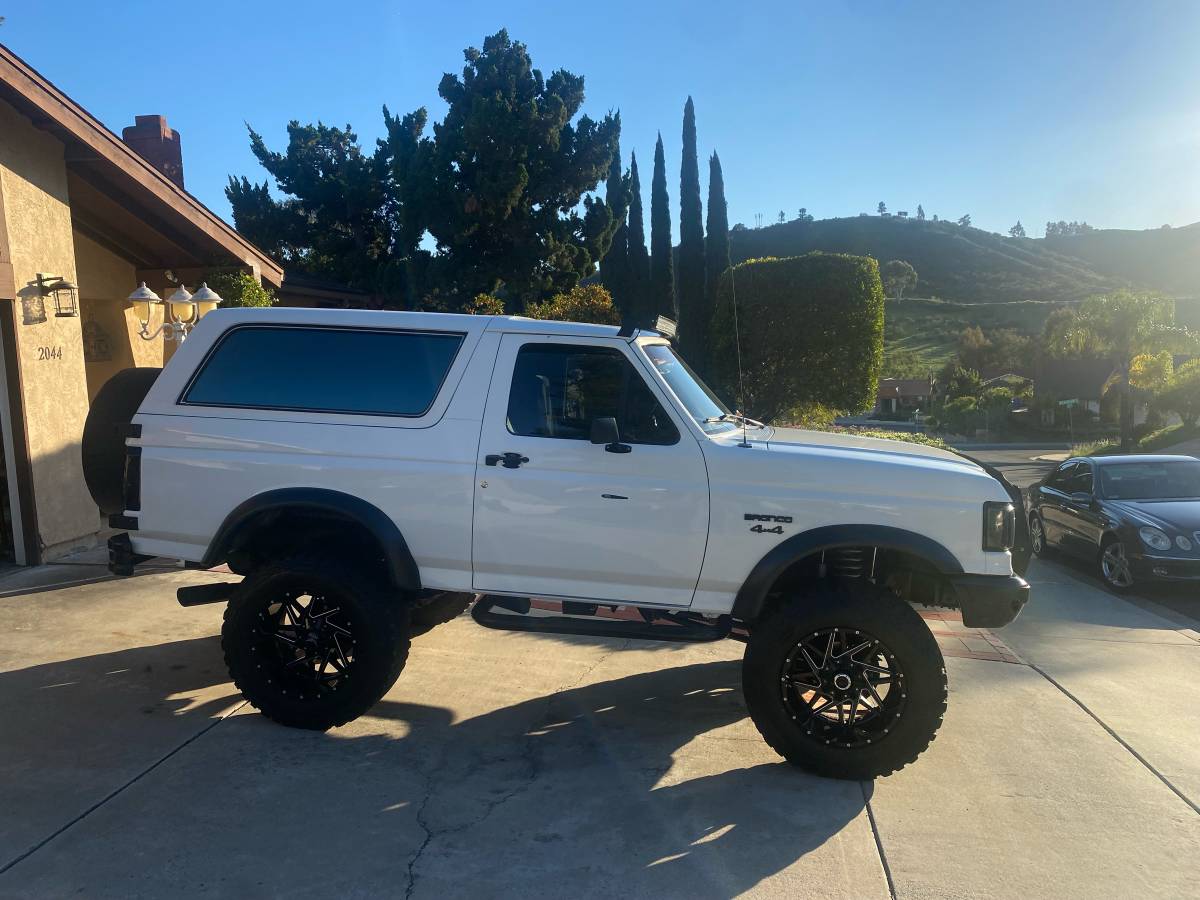 Ford-bronco-1991-white-12