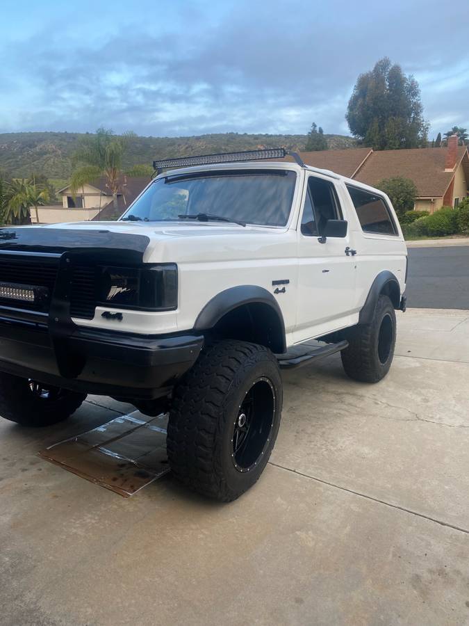 Ford-bronco-1991-white-17
