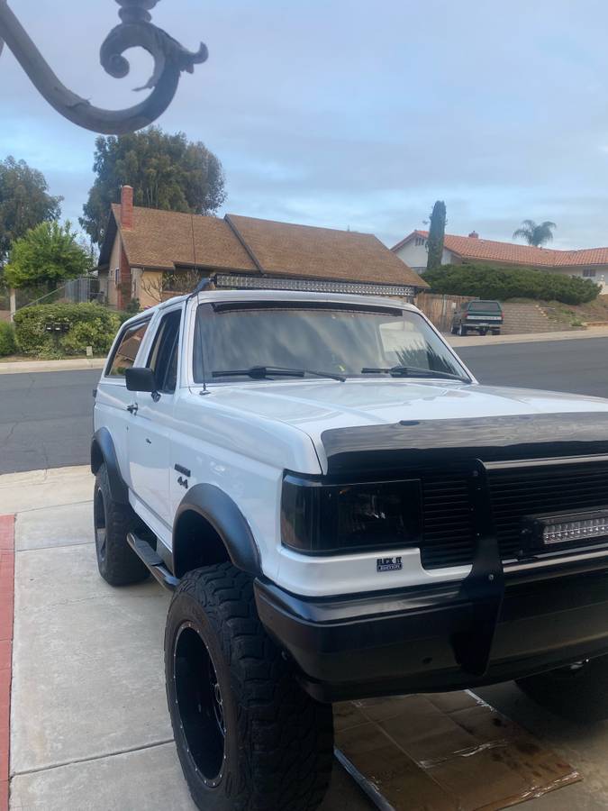 Ford-bronco-1991-white-18