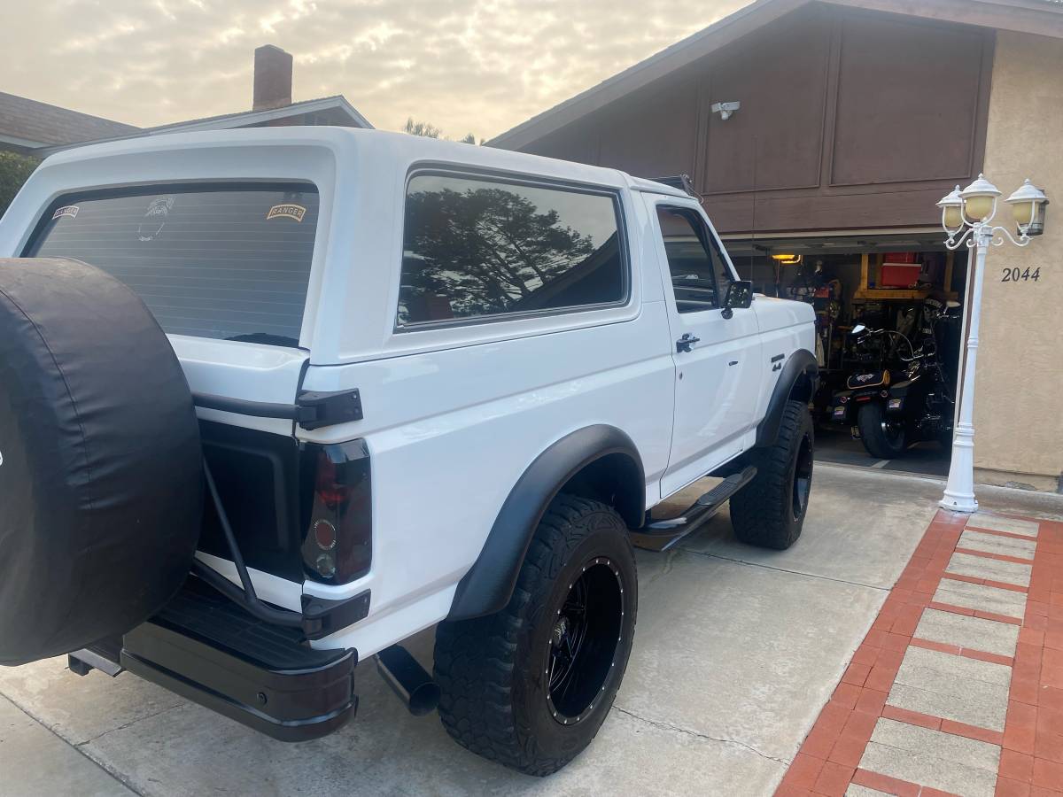 Ford-bronco-1991-white-3