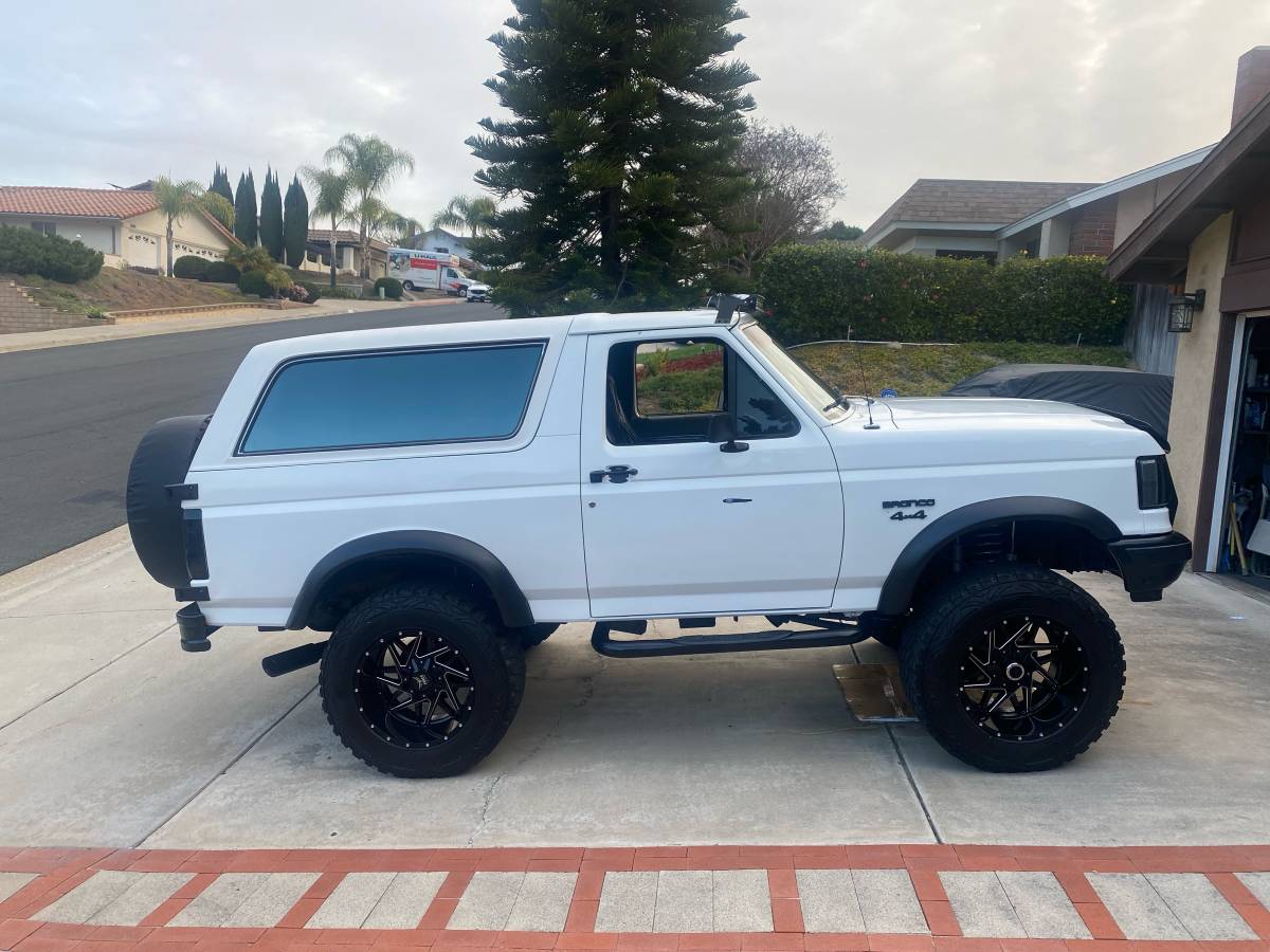 Ford-bronco-1991-white-4