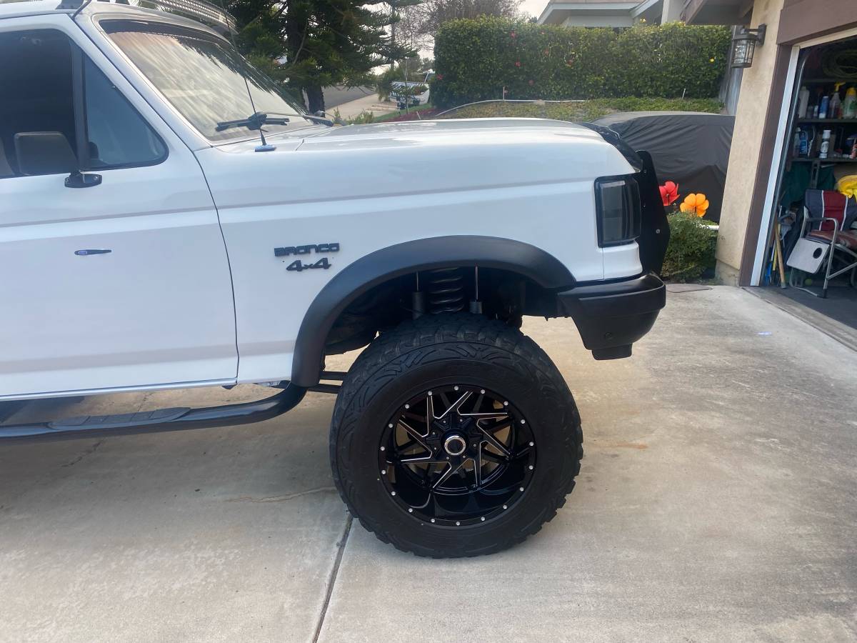 Ford-bronco-1991-white-6