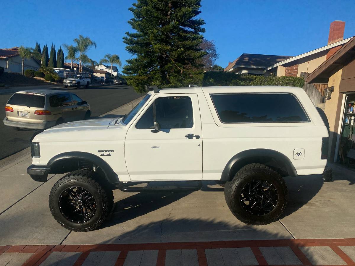 Ford-bronco-1991-white-7