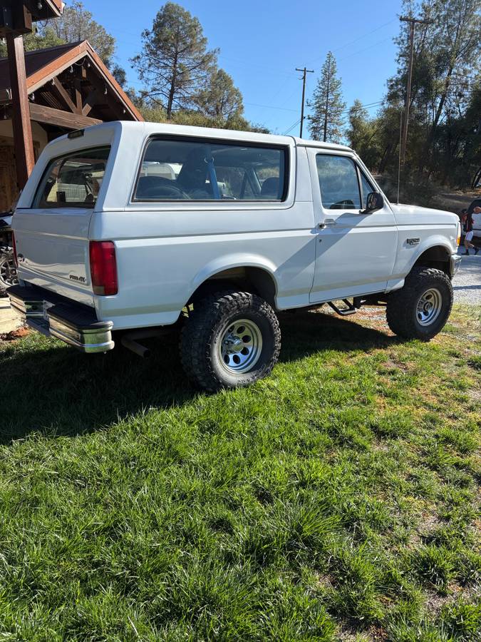 Ford-bronco-1996-white-2