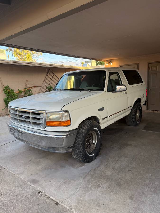 Ford-bronco-1996-white-2