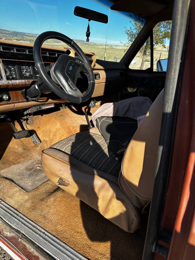 Ford-bronco-4x4-1984-white-1