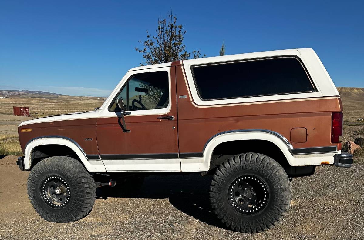 Ford-bronco-4x4-1984-white-2