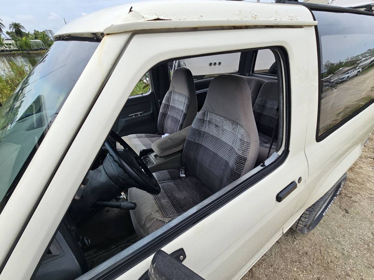 Ford-bronco-ii-1990-white-6