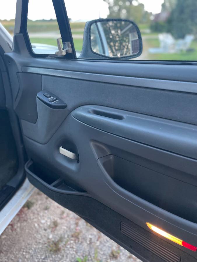 Ford-bronco-xlt-1993-white-16