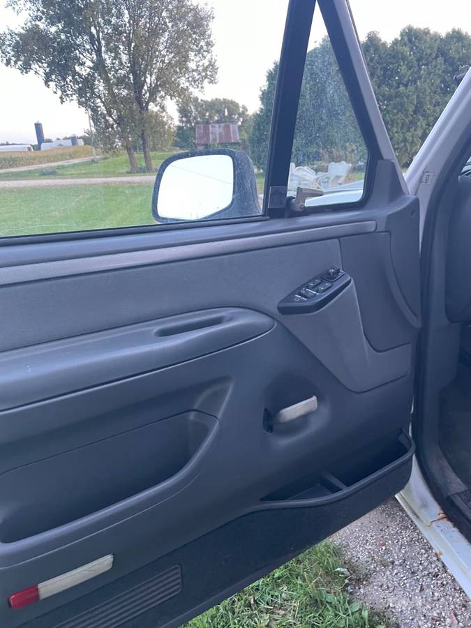 Ford-bronco-xlt-1993-white-9