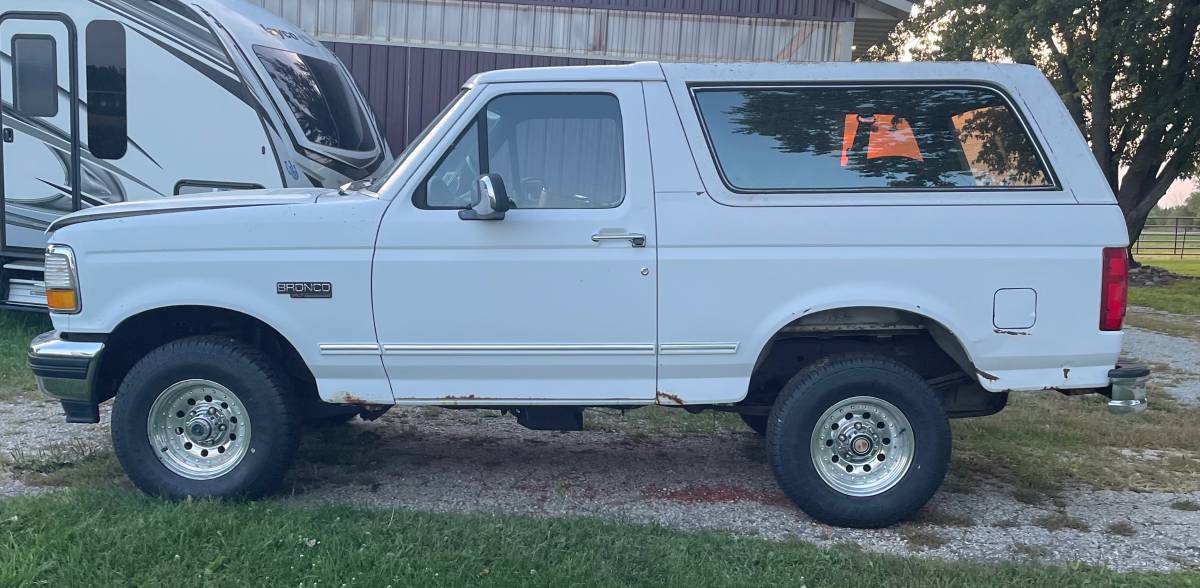 Ford-bronco-xlt-1993-white