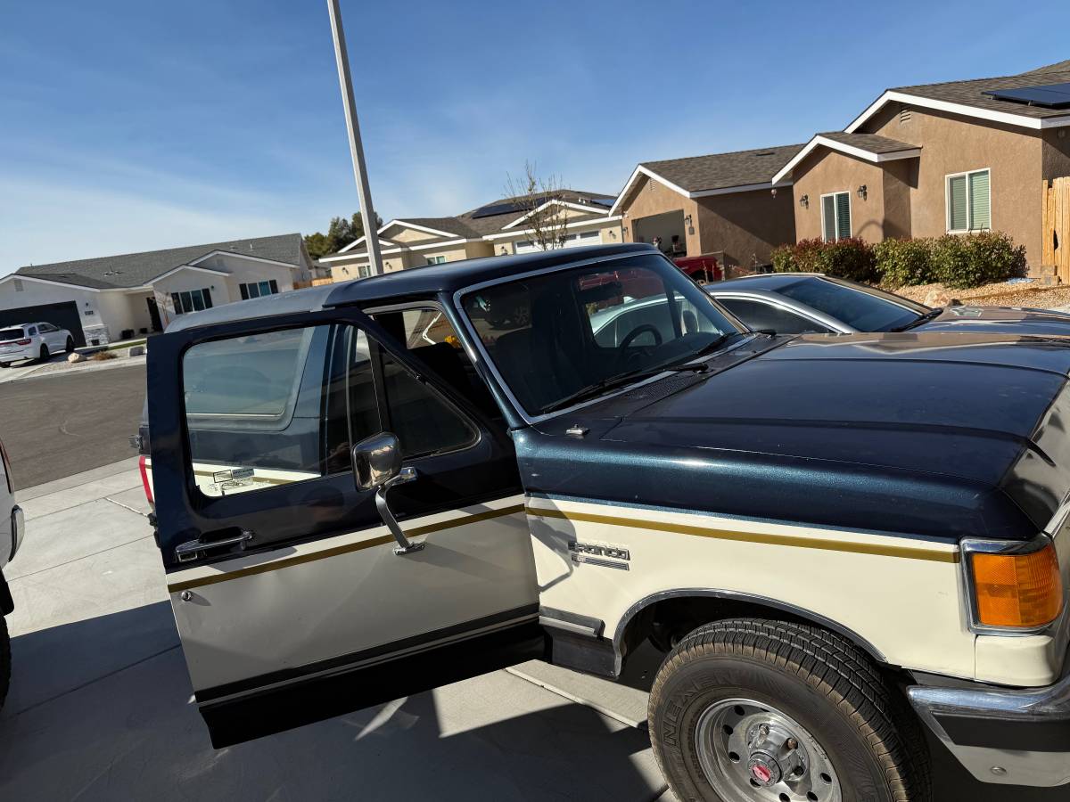 Ford-bronco-xlt-4x4-1989-blue