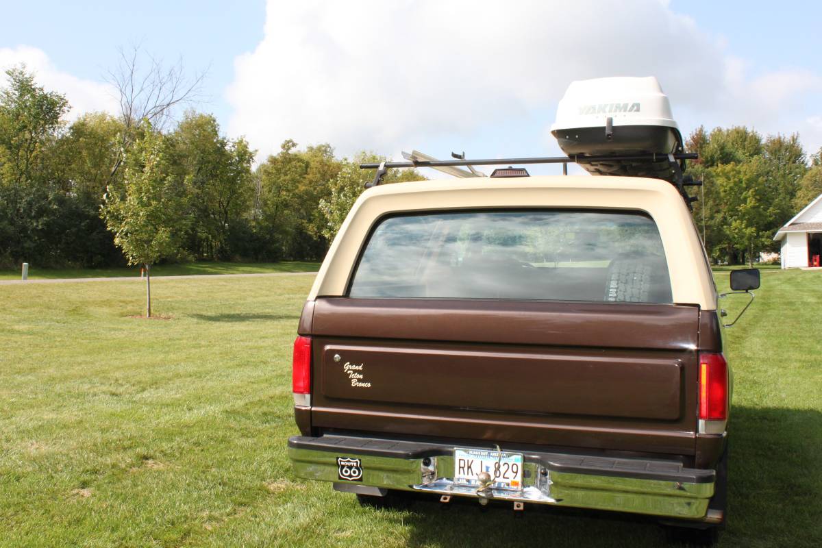 Ford-bronco-xlt-lariat-1989-16