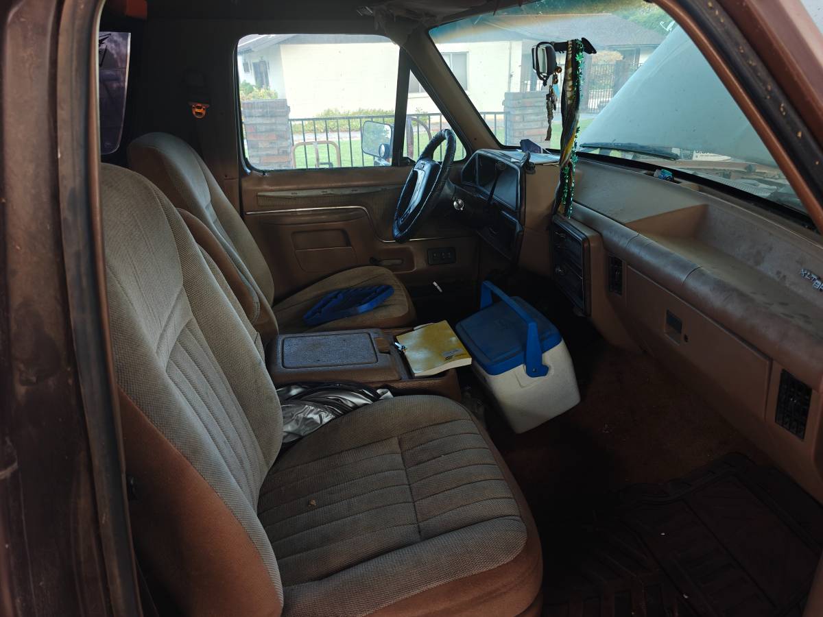 Ford-bronco.-1990-brown-1