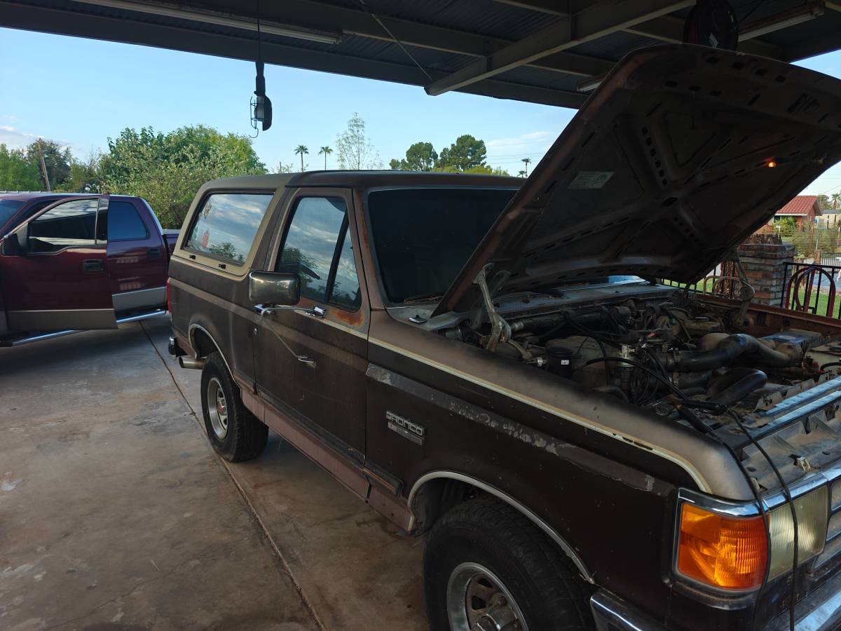 Ford-bronco.-1990-brown