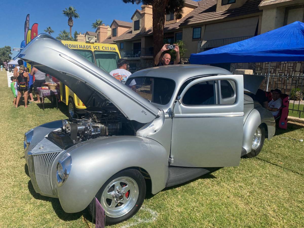 Ford-coupe-1940-silver