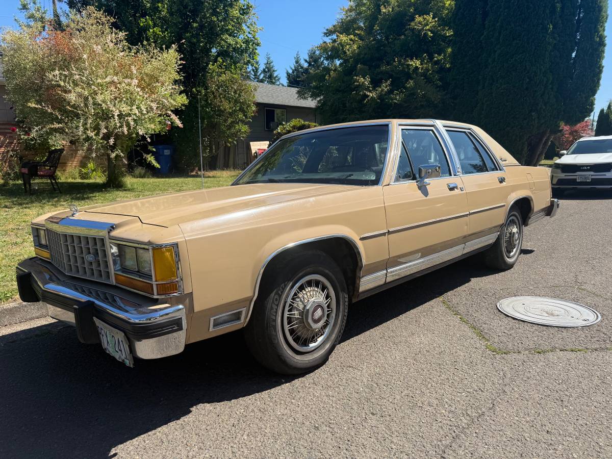 Ford-crown-victoria-1985
