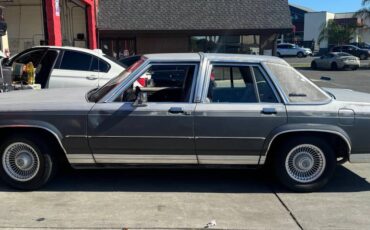 Ford-crown-victoria-1988-3