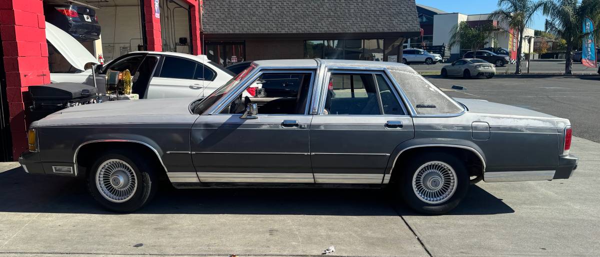 Ford-crown-victoria-1988-3