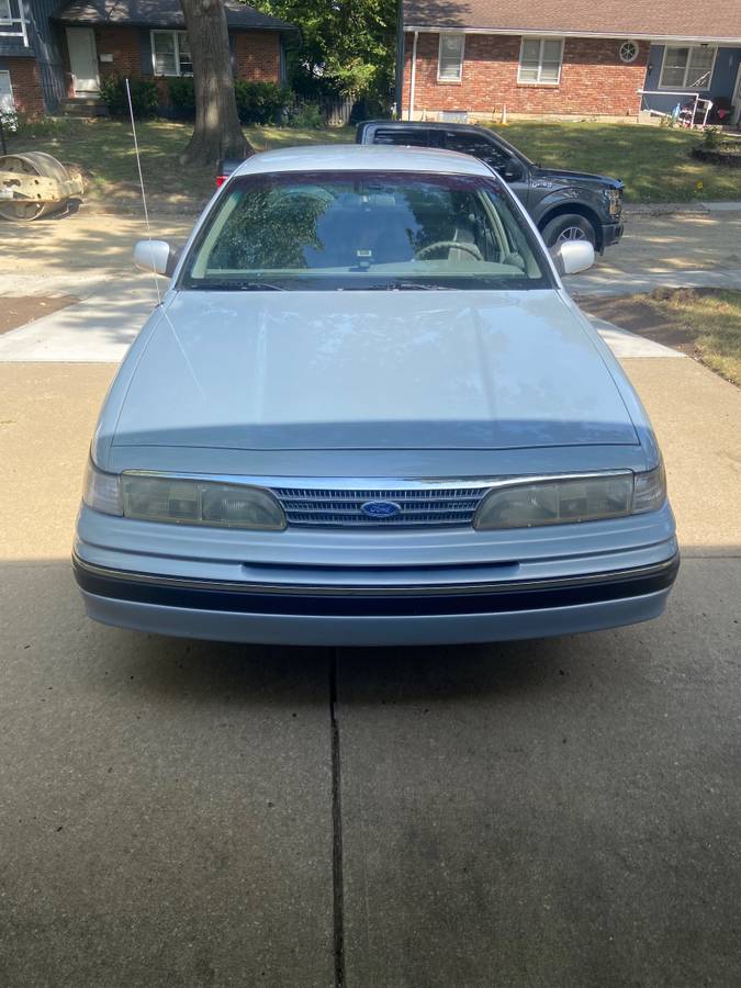 Ford-crown-victoria-1994-silver-1