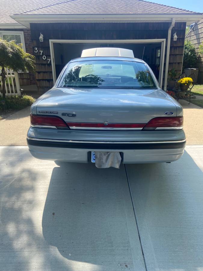 Ford-crown-victoria-1994-silver-10