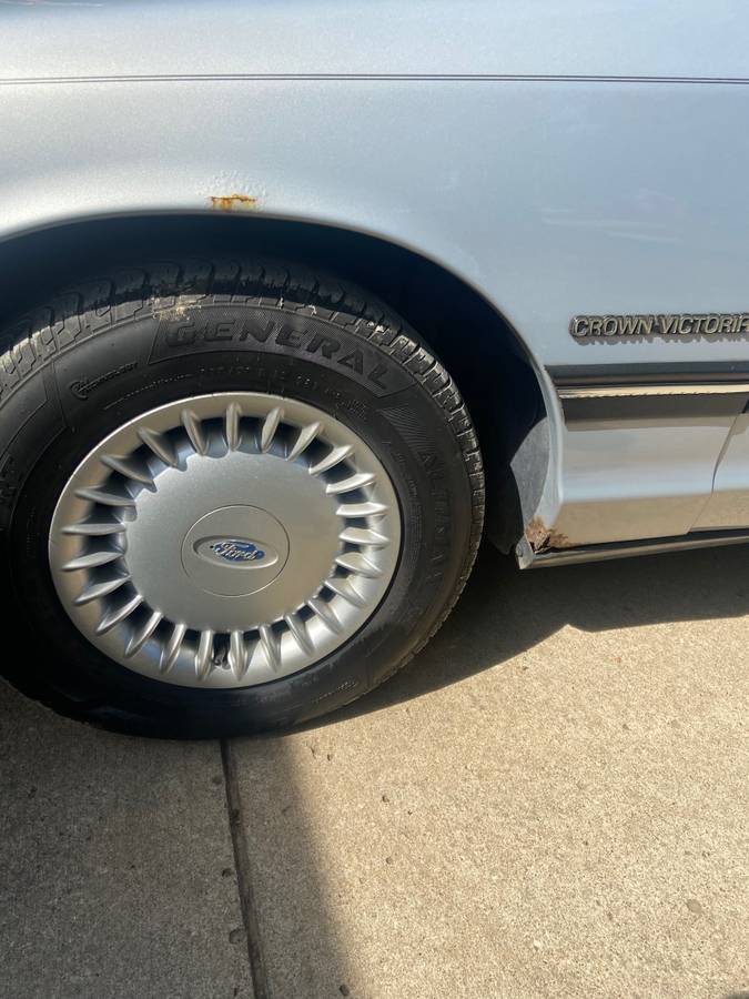 Ford-crown-victoria-1994-silver-3