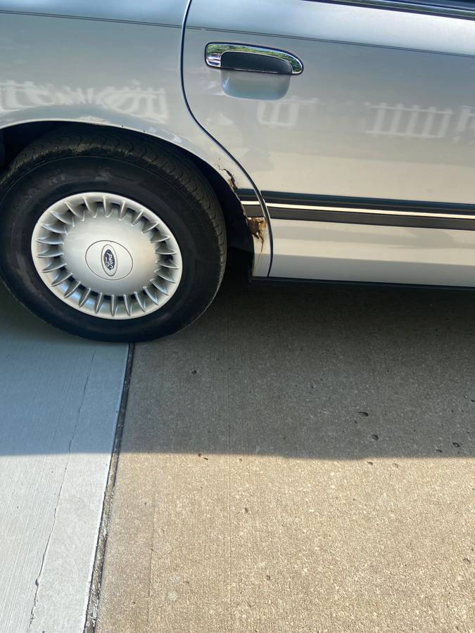 Ford-crown-victoria-1994-silver-4