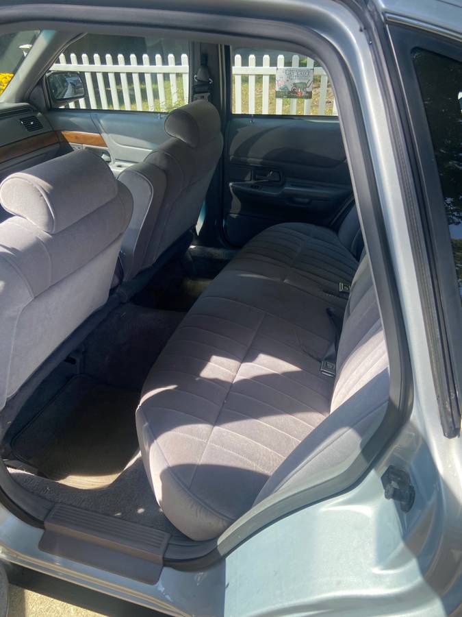 Ford-crown-victoria-1994-silver-8