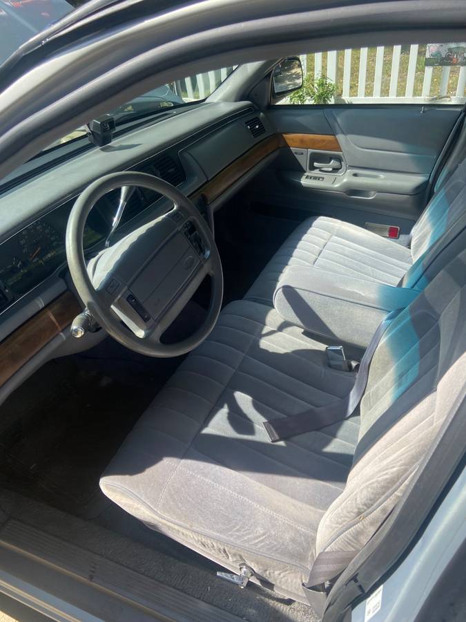 Ford-crown-victoria-1994-silver-9