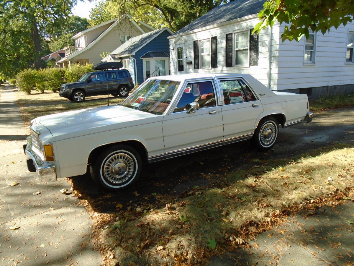 Ford-crown-victoria-lx-1987-white-3