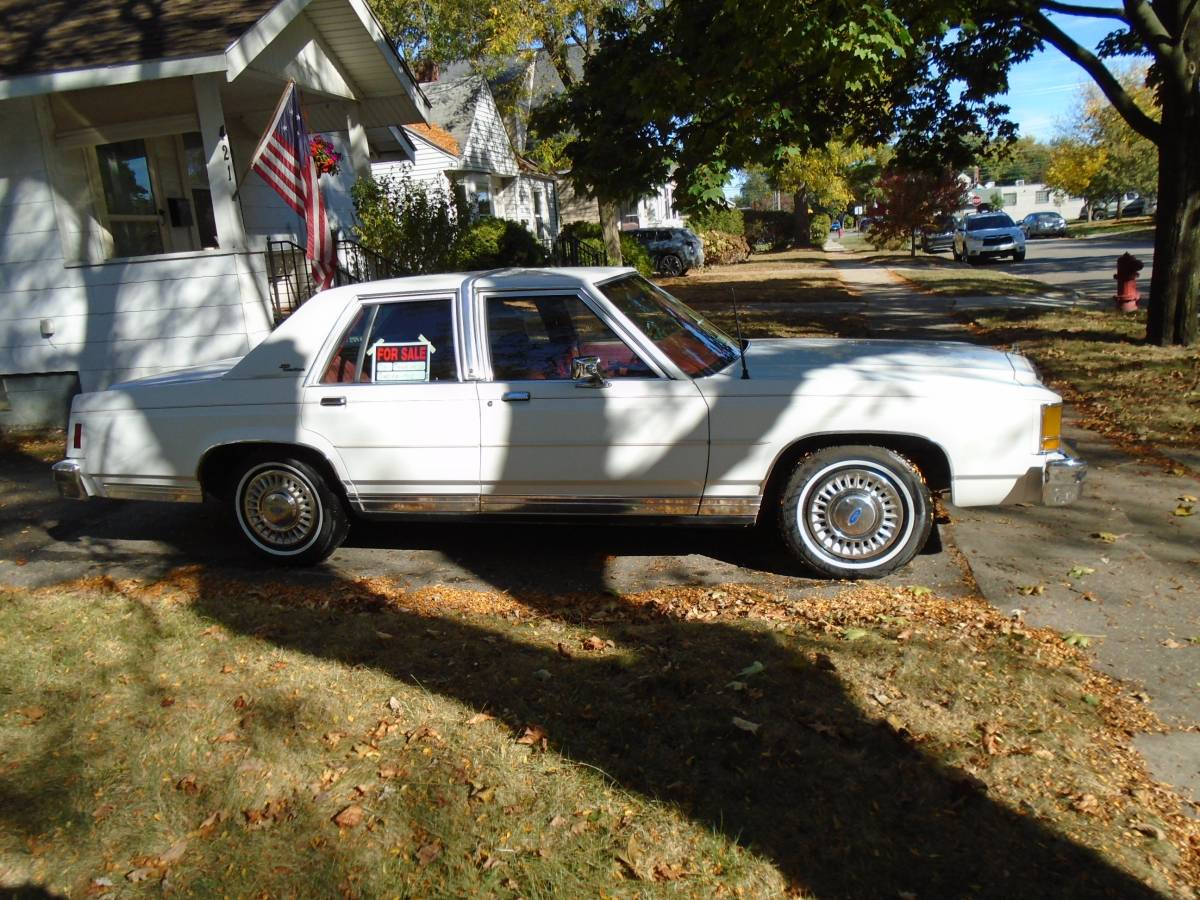 Ford-crown-victoria-lx-1987-white-6
