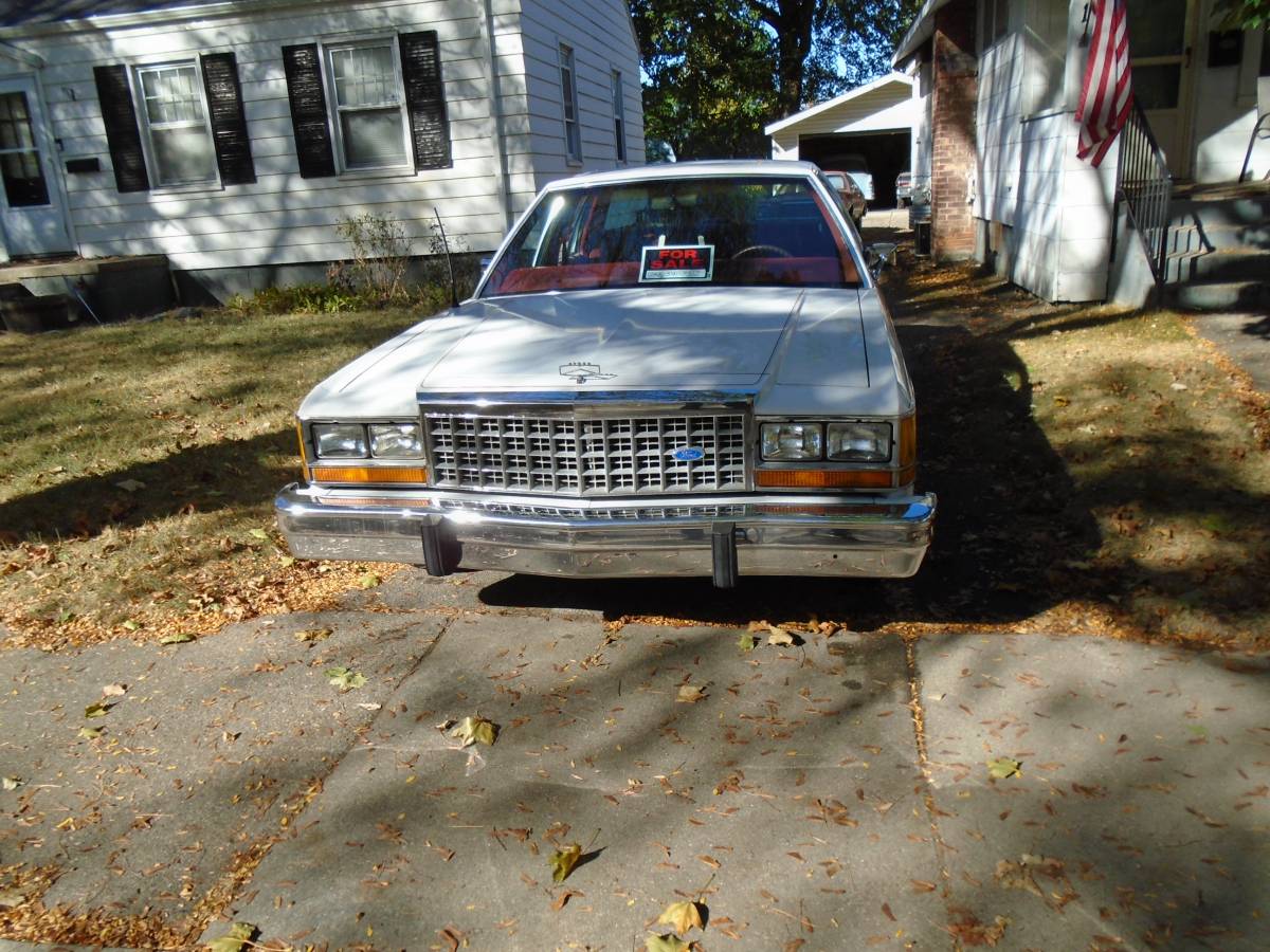 Ford-crown-victoria-lx-1987-white