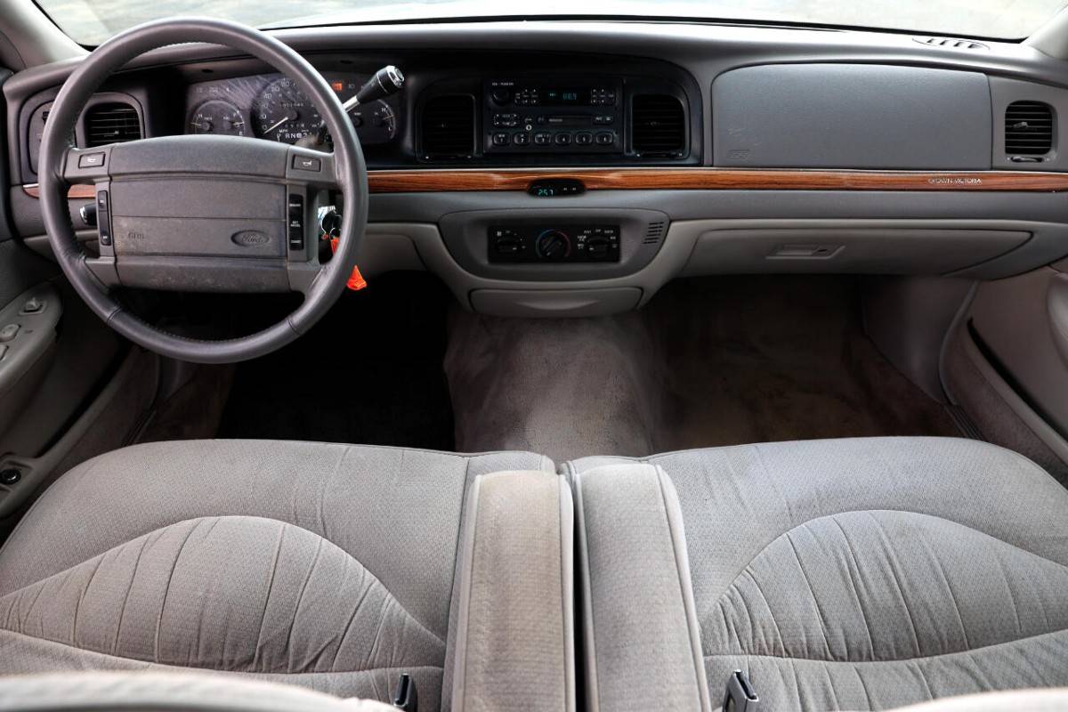 Ford-crown-victoria-lx-1995-black-16