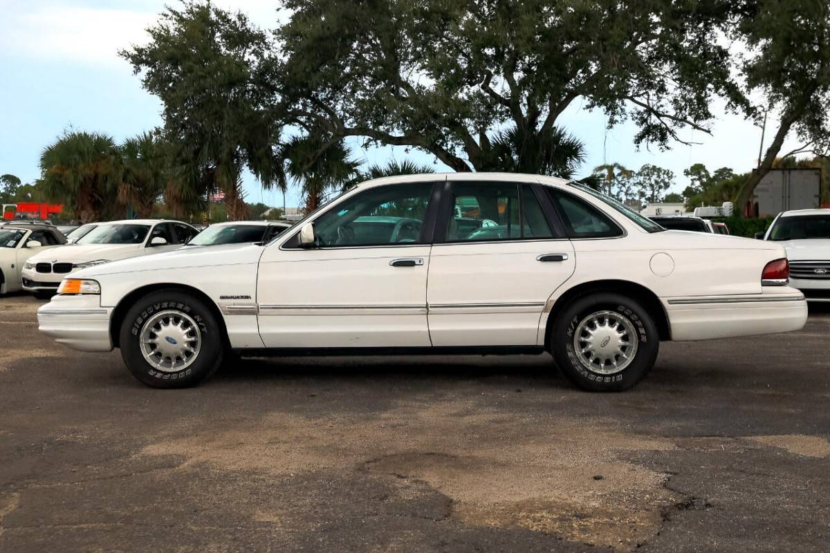 Ford-crown-victoria-lx-1995-black-19
