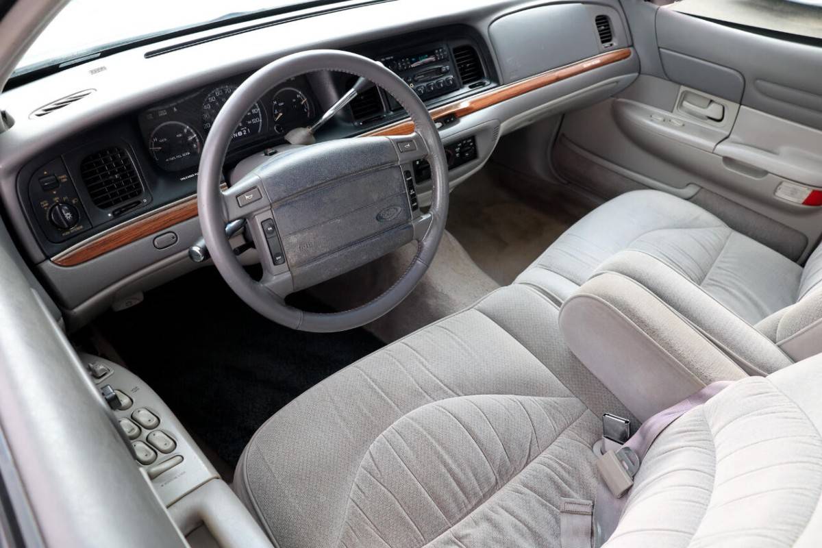 Ford-crown-victoria-lx-1995-black-20