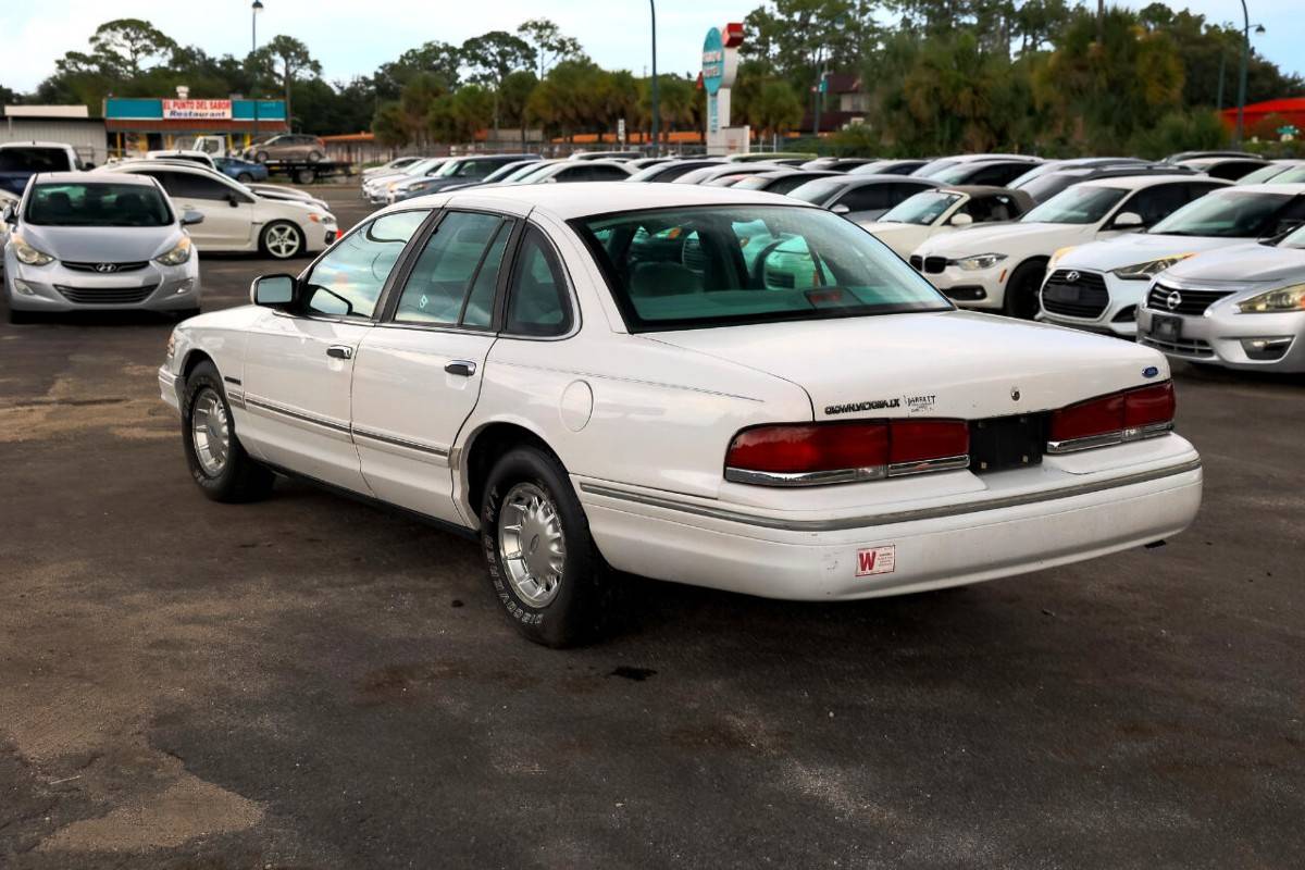 Ford-crown-victoria-lx-1995-black-21