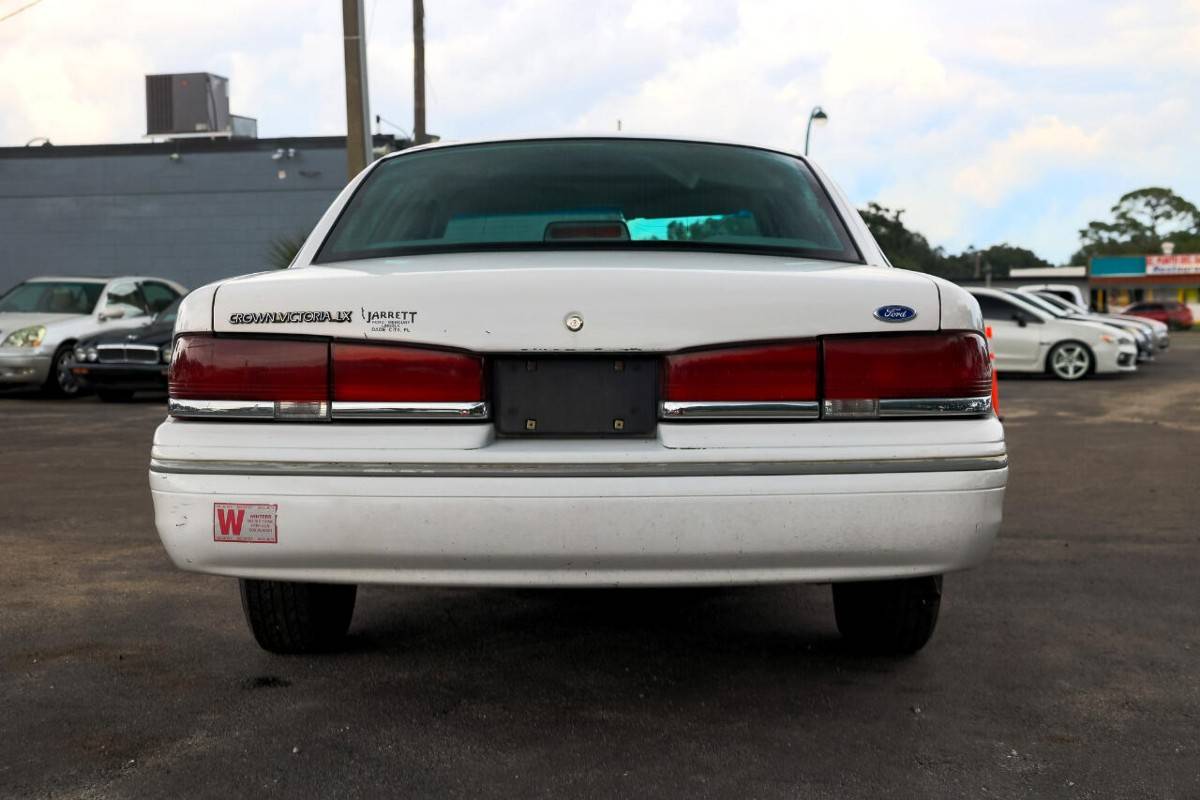Ford-crown-victoria-lx-1995-black-23