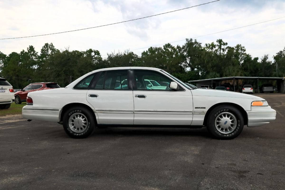 Ford-crown-victoria-lx-1995-black-27