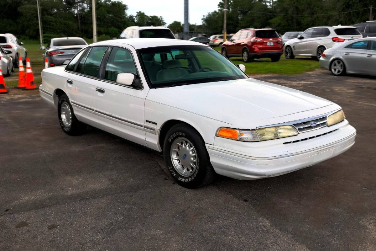 Ford-crown-victoria-lx-1995-black-29