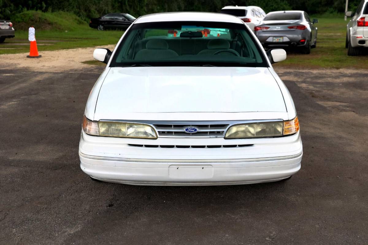 Ford-crown-victoria-lx-1995-black-31