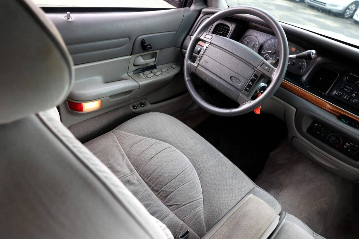 Ford-crown-victoria-lx-1995-black-32