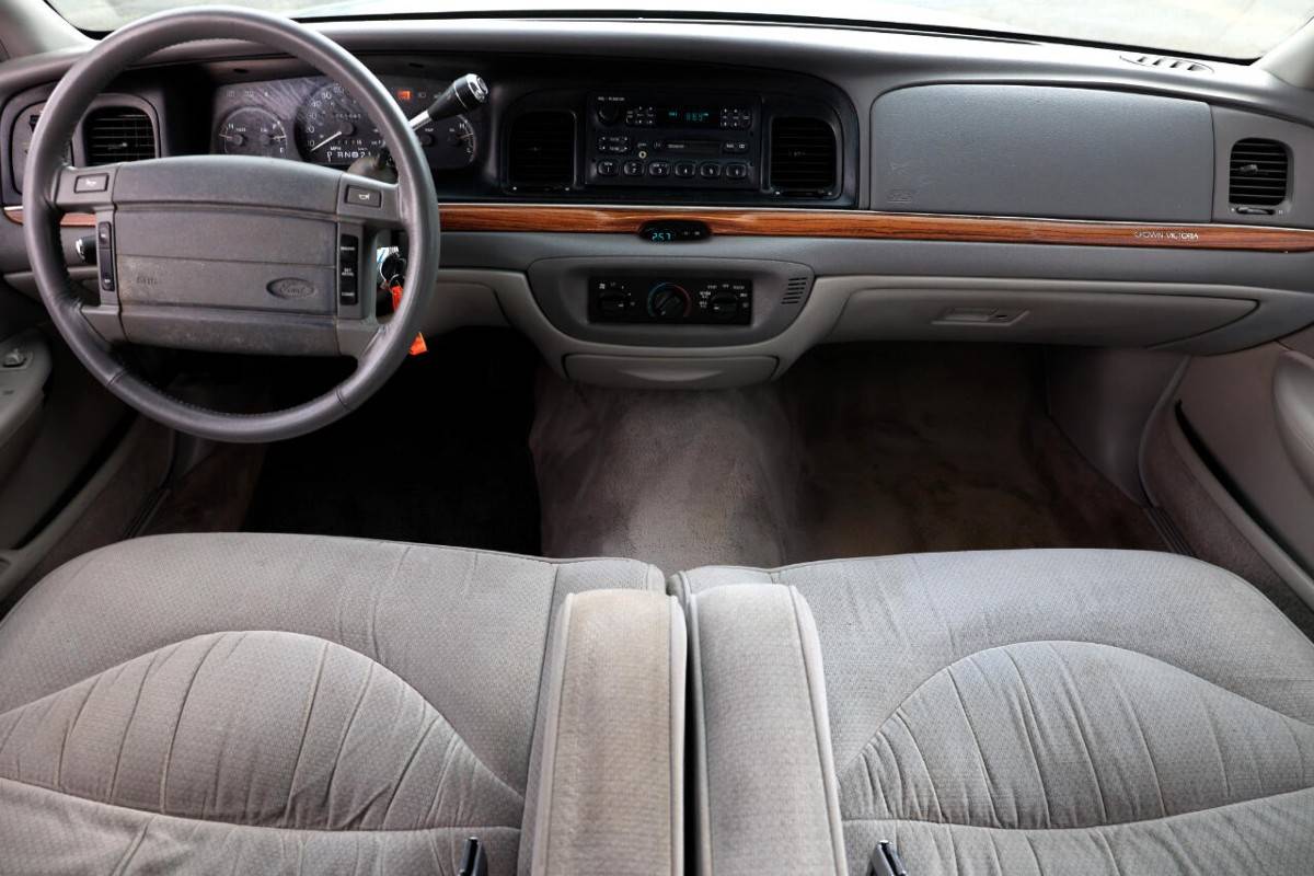 Ford-crown-victoria-lx-1995-black-33