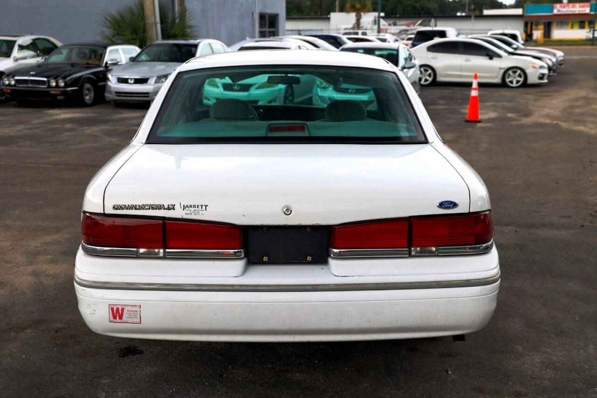 Ford-crown-victoria-lx-1995-black-35